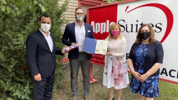 David Allan of Apple Self Storage Receiving Congratulations from MPP Michael Parsa, MPP Christine Elliott, and Sandra Ferri of the Aurora Chamber of Commerce