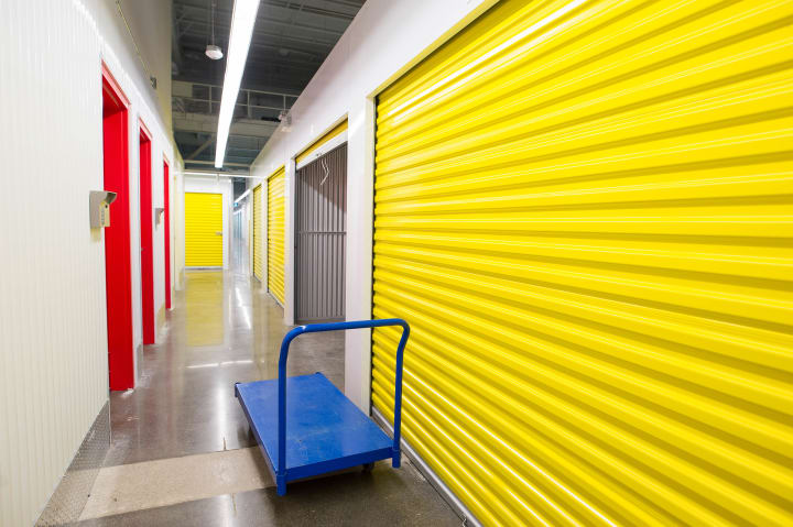 store belongings in a self storage unit